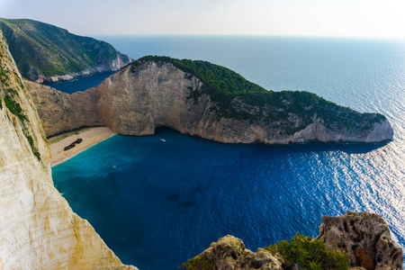 群山环抱的海湾风景如画