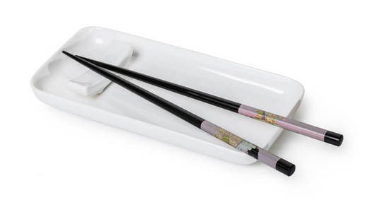 白色背景寿司新空盘和筷子