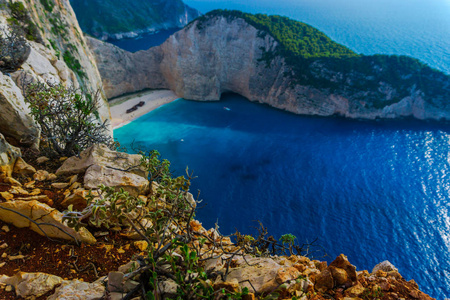 群山环抱的海湾风景如画