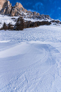 美丽的山景覆盖着蓬松的雪