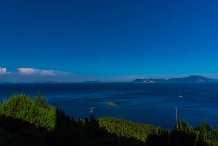 迷人的景色，光滑的，相当的海洋，有山的背景