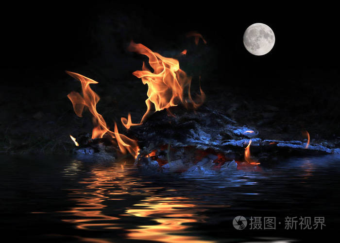 海面上明亮的火和满月