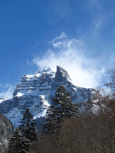 美丽的滑雪景观与雪山高山。 大自然的天空