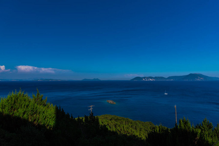 迷人的景色，光滑的，相当的海洋，有山的背景