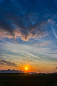 夕阳西下，远山遍野