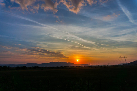 夕阳西下，远山遍野