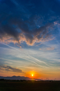 夕阳西下，远山遍野