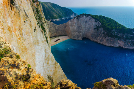 群山环抱的海湾风景如画