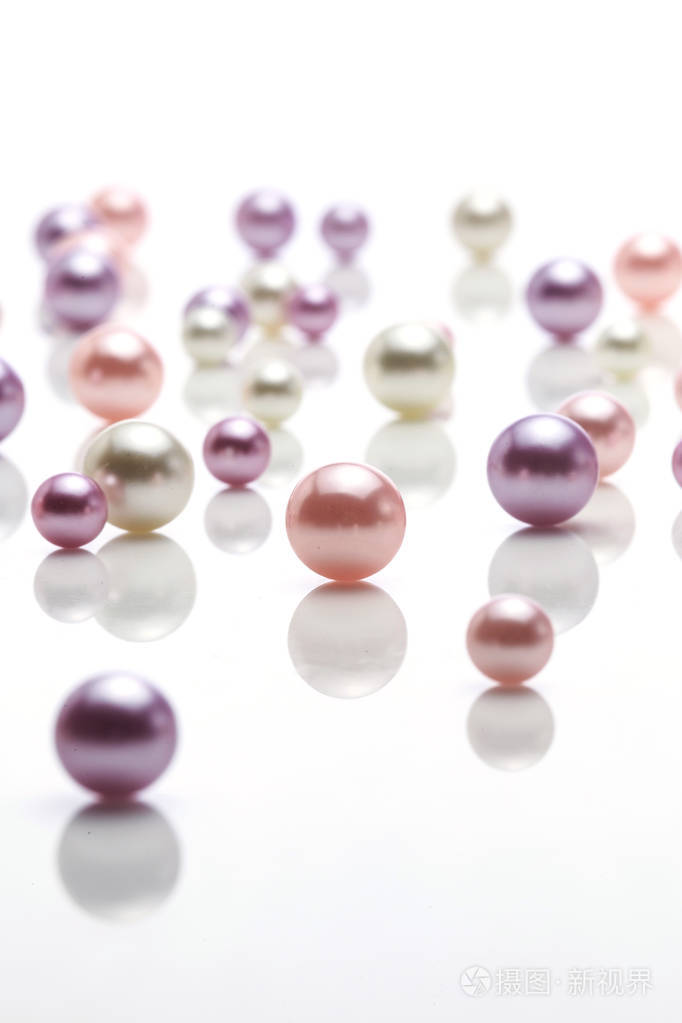 白色背景上的珍珠