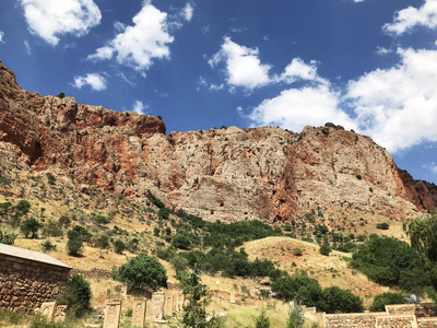 诺拉万克亚美尼亚修道院附近，位于一个狭窄的峡谷，以其高大的透明的砖红色悬崖而闻名，修道院。 令人惊叹的亚美尼亚山自然景观。 亚