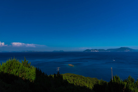 迷人的景色，光滑的，相当的海洋，有山的背景