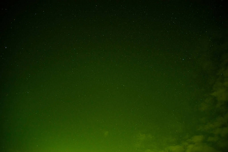 夜空星和云/夜空中有光的绿色天空,美丽的彩色太空星,自然抽象的背景