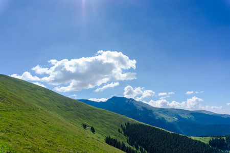 迷人的自然山景，绿油油的天空