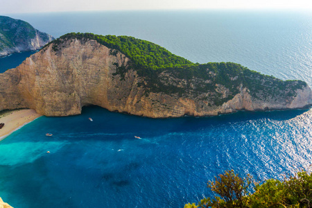 海湾船只被群山包围的高景