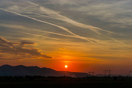 在远处的群山中，带着夕阳的风景