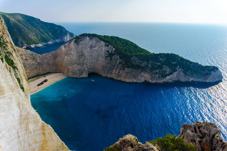 群山环抱的海湾风景如画