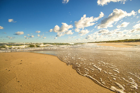 蓝天白云的波罗的海海滩
