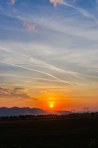 在远处的群山中，带着夕阳的风景