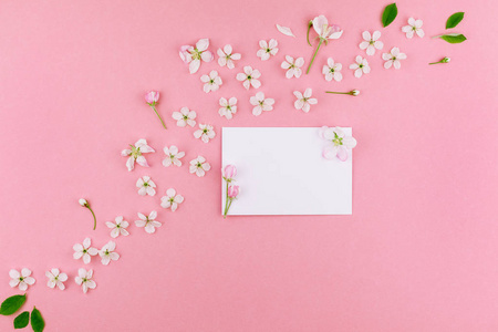 创意平躺概念顶部视图空白字母信封和春樱桃树花在千禧粉红色背景与复制空间的最小风格模板庆祝情人节卡片