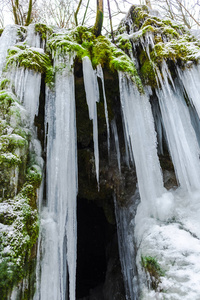 大自然背景上巨大的冷冰柱