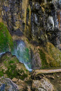 令人惊叹的瀑布景观，岩石山背景