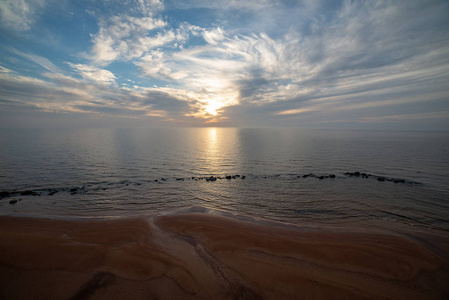 美丽的戏剧性的高对比度的云层，夕阳在海上