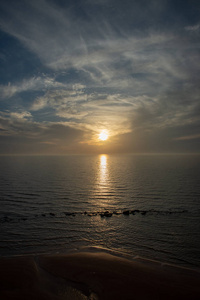 美丽的戏剧性的高对比度的云层，夕阳在海上