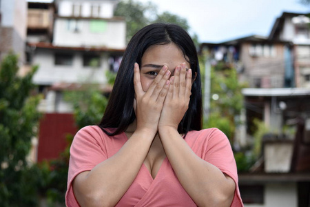 羞愧的年轻成年女性照片