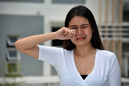 泪流满面的年轻多样化的女性照片