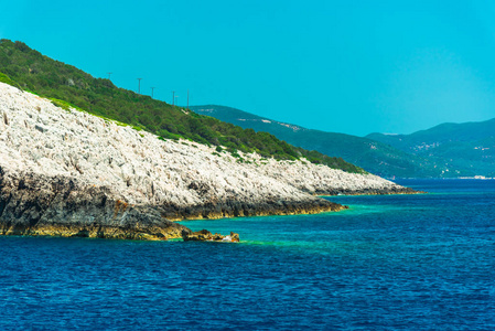 美丽的海景岩石和蓝天