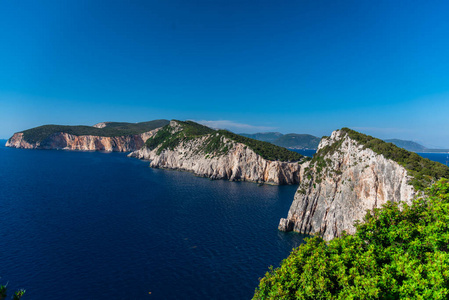 如画的海景青山和蓝天