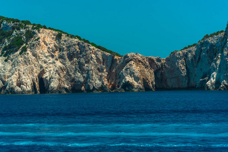 美丽的海景岩石和蓝天