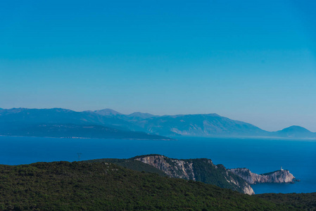 群山环抱的海湾风景如画