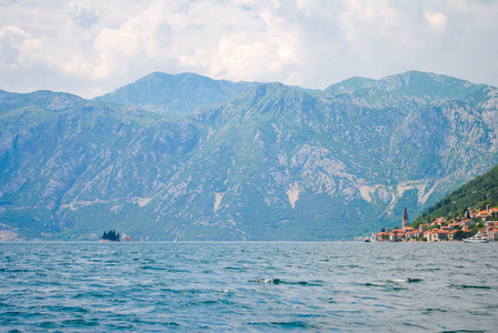 在风景如画的黑山的海滨小镇。