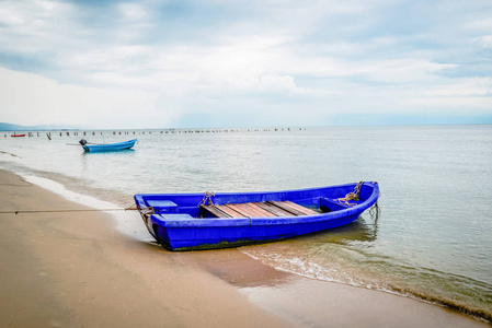 沙滩上的小船热带海景，蓝色塑料渔船海滩沙滩，海洋背景