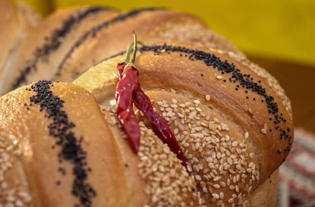 自制皮塔面包上红辣椒的特写照片