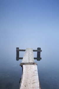 雾蒙蒙的早晨，斯洛文尼亚博欣吉湖上的一个小码头。