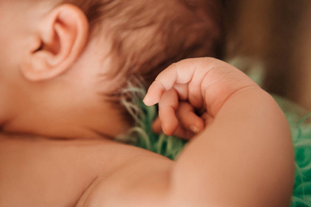 新生婴儿耳朵和手合拢