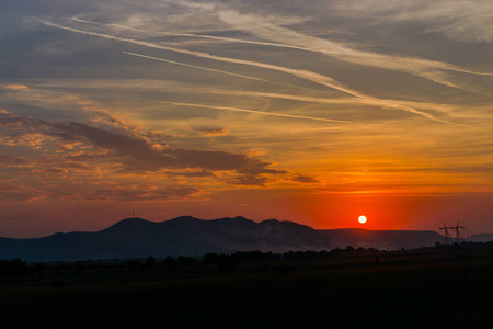 在远处的群山中，带着夕阳的风景