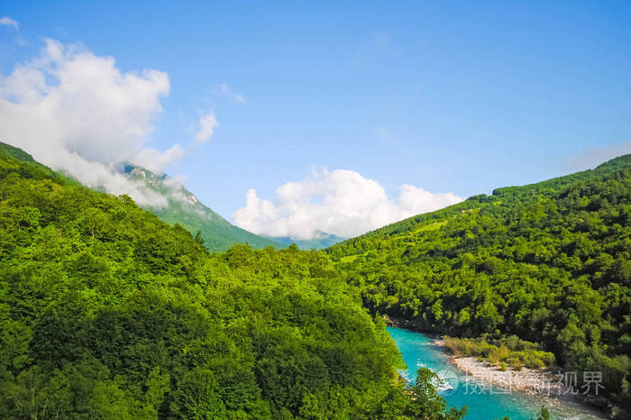黑山白天风景优美的河流和湖泊