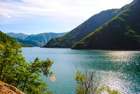 如画的塔拉河流入峡谷的主流图片