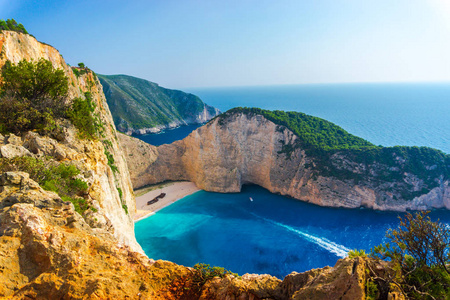 海湾船只被群山包围的高景