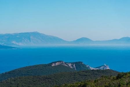 群山环抱的海湾风景如画图片