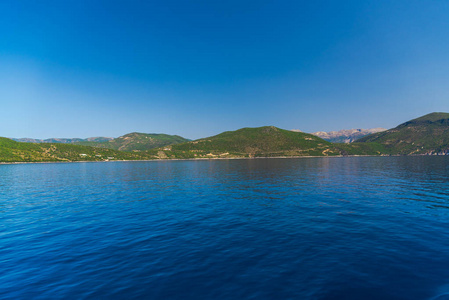 如画的海景，青山和蓝天