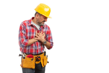 生病的建筑工人触摸胸部作为心脏病发作的手势与空白共用空间的广告隔离在白色工作室背景上