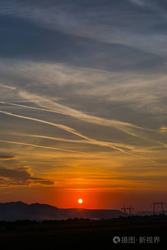 在远处的群山中带着夕阳的风景