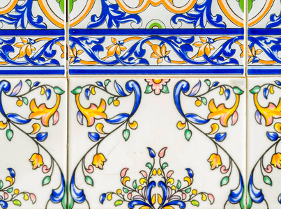 传统的西班牙装饰性瓷砖，建筑墙壁上原有的瓷砖装饰