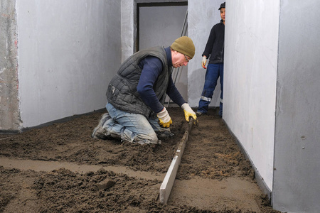 建筑地盘的建筑工人浇混凝土