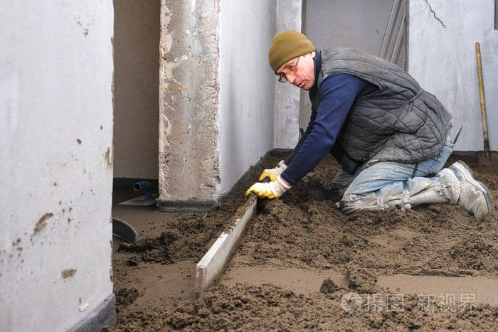 建筑地盘的建筑工人浇混凝土