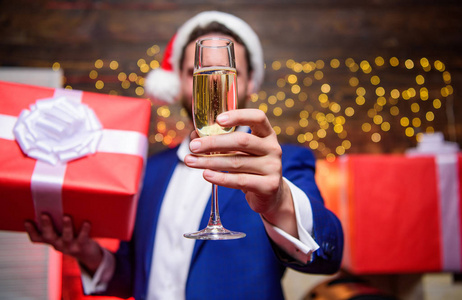 新年快乐, 圣诞快乐。愉快的经理正式西服庆祝公司党。新年派对干杯。男人留胡子的商人用一杯香槟酒和礼品盒庆祝新年